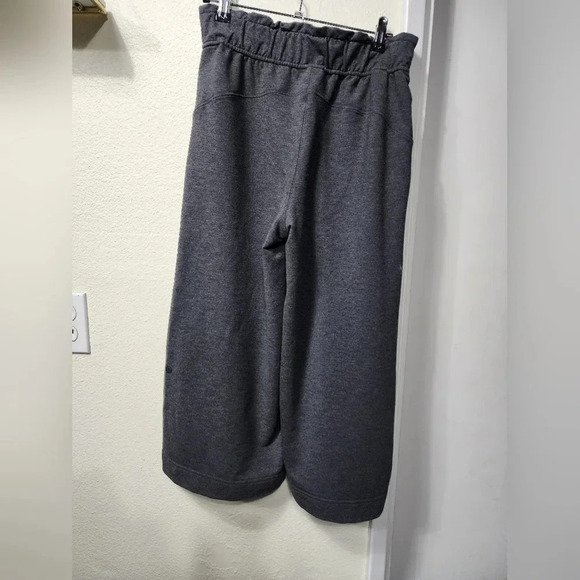 Lululemon Hello Sunday Crop in Heathered Mod Black - Size 4 - Picture 4 of 7